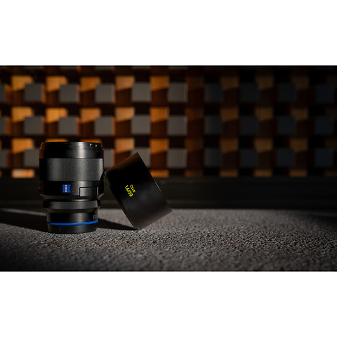 Otus ML 50mm f/1.4 Lens for Canon RF Image 4