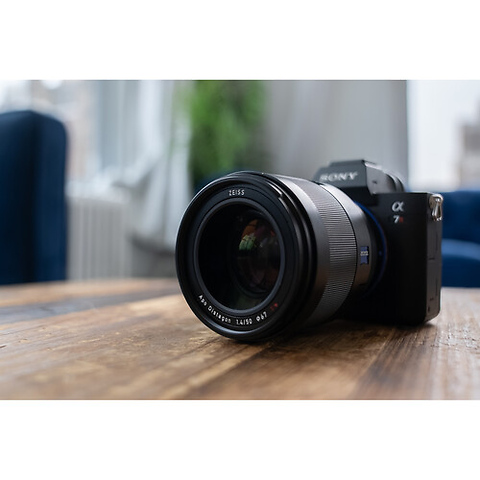 Otus ML 50mm f/1.4 Lens for Canon RF Image 9